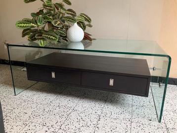 Moderne glazen salontafel met opbergruimte.