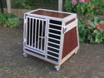 Gesloten hondenbench op wieltjes, Dieren en Toebehoren, Hondenbenches, Ophalen of Verzenden, Zo goed als nieuw