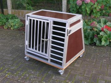 Gesloten hondenbench op wieltjes      beschikbaar voor biedingen