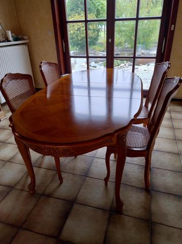 Tafel en 4 bijpassende stoelen in kerselaarhout beschikbaar voor biedingen