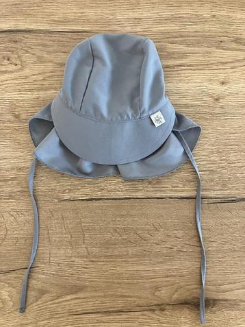 Zomerpetje met nekflap beschikbaar voor biedingen