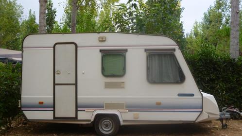 URGENT!! CARAVANE ADRIA 1991 et tout son matériel de camping, Caravans en Kamperen, Caravans, Particulier, tot en met 3, 500 - 750 kg