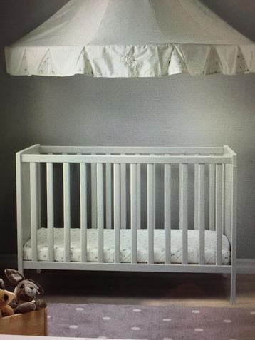 Babybedje(60 op 120cm) + babymatras, bedomranding + slaapzak beschikbaar voor biedingen