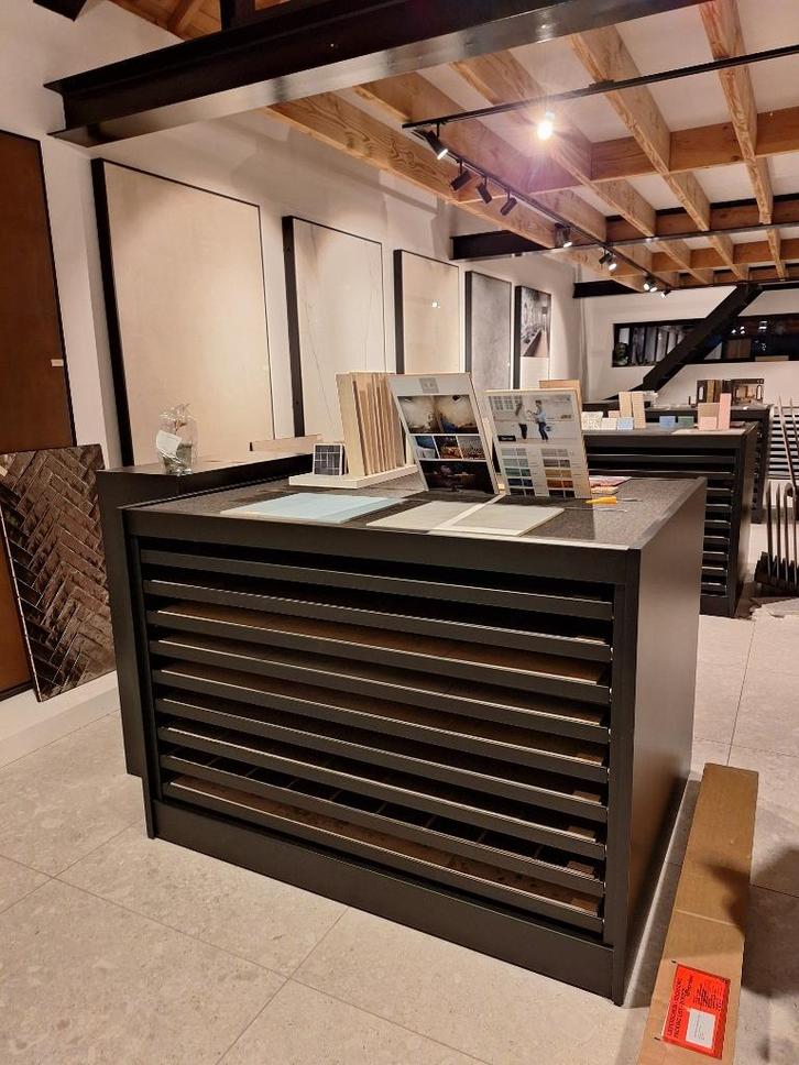 Tegeldisplay's showroom, Zakelijke goederen, Kantoor en Winkelinrichting | Kantoormeubilair en Inrichting, Inrichting, Ophalen