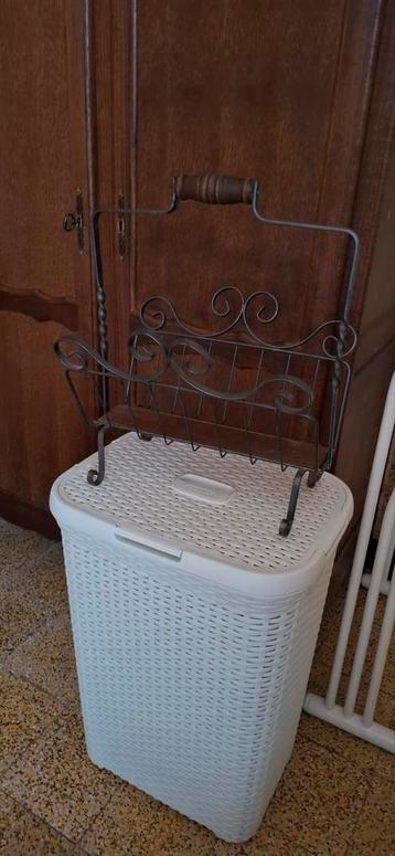 Wasmand/krantenrekje  beschikbaar voor biedingen