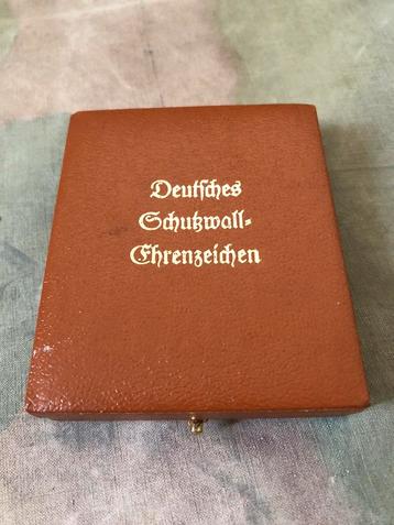 WW2 Schutzwall medaille+case beschikbaar voor biedingen