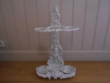 Oude smeedijzeren parapluhouder (of wandelstokken). beschikbaar voor biedingen