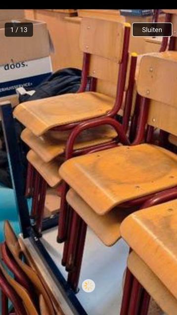 Vintage houten schoolstoelen en stapelstoelen beschikbaar voor biedingen