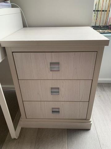 Nachtkastje te koop beschikbaar voor biedingen