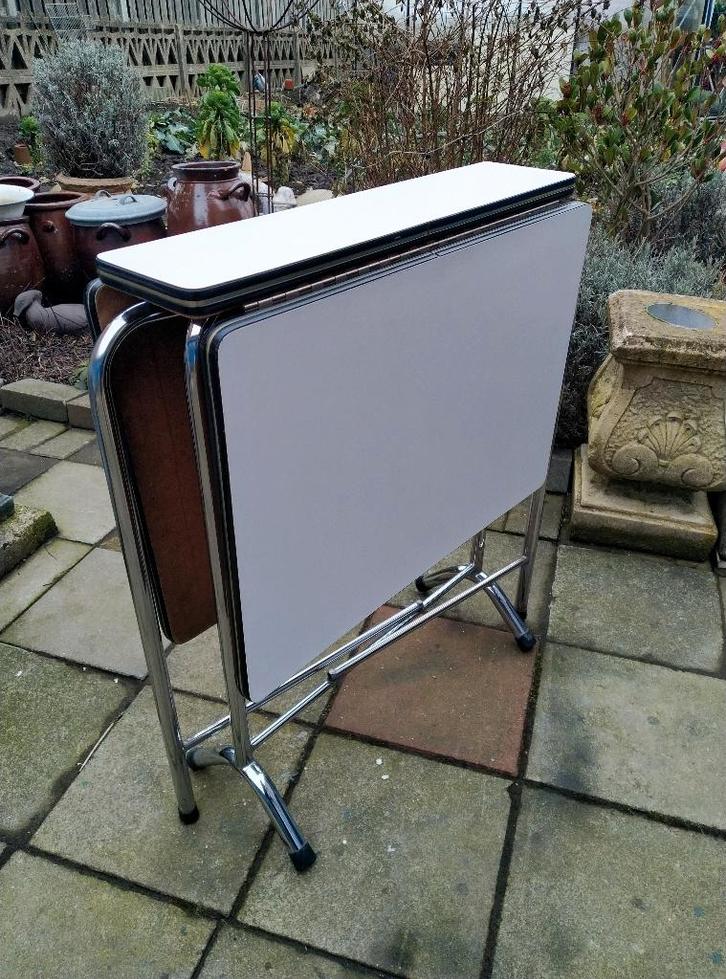 Plooitafel , vintage model met chroom onderstel, Huis en Inrichting, Tafels | Bijzettafels, Zo goed als nieuw, Ophalen
