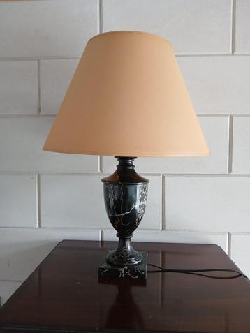 Marmeren tafel lamp, zeer zware en degelijke lamp.  beschikbaar voor biedingen