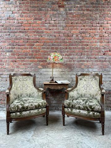Paire de fauteuils de style Louis XVI à revêtement floral, Enlèvement