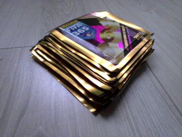 17 pakjes stickers van Fifa 365 2024 + extra stickers beschikbaar voor biedingen