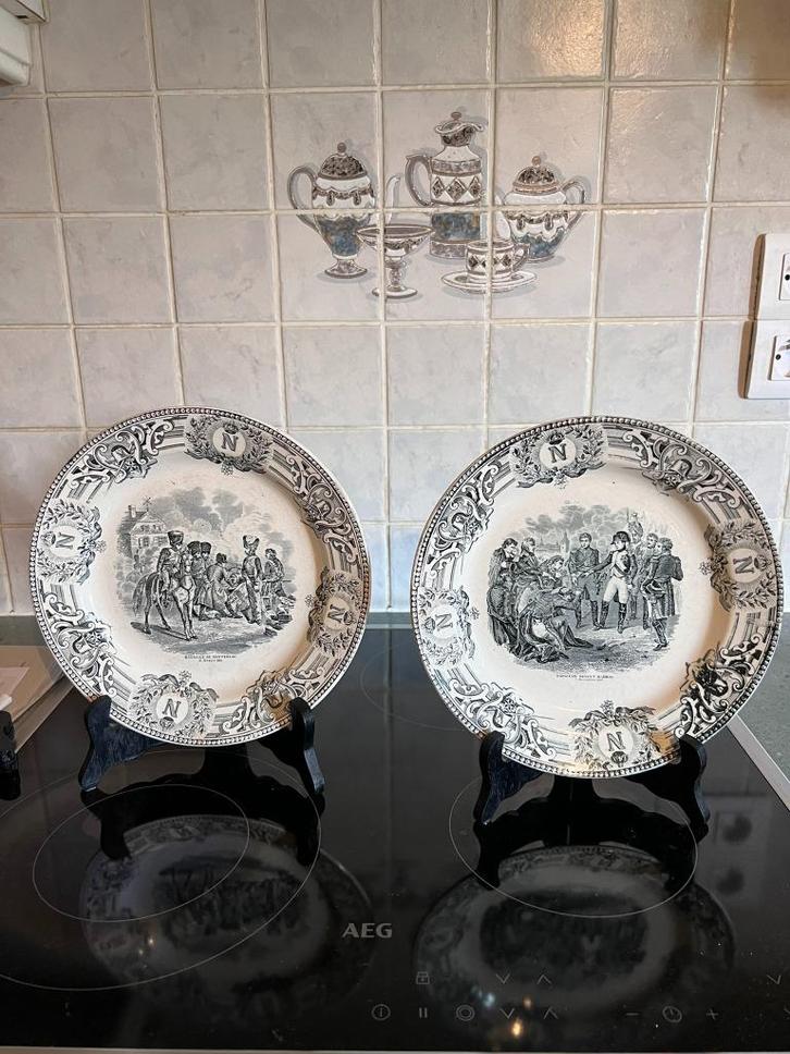 2 borden Napoleon met staander en stempel Keramis BF, Antiek en Kunst, Antiek | Keramiek en Aardewerk, Ophalen of Verzenden