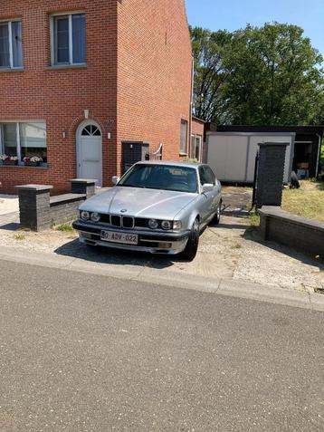 BMW 730i- oldtimer met donorauto en veel reserve-onderdelen
