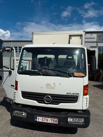 Vrachtwagen Nissan atlion, Autos, Camions, Autres marques, Achat, 3 places, Noir