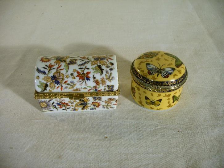 Twee porseleinen juwelendoosjes, Antiek en Kunst, Curiosa en Brocante, Ophalen of Verzenden