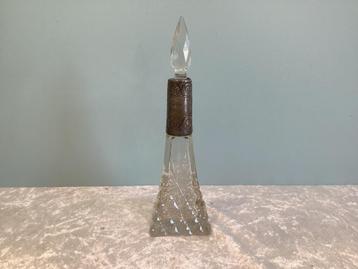 Parfumflakon in kristal pyramide. 260/a.  beschikbaar voor biedingen