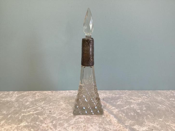 Parfumflakon in kristal pyramide. 260/a., Antiek en Kunst, Antiek | Glaswerk en Kristal, Ophalen of Verzenden