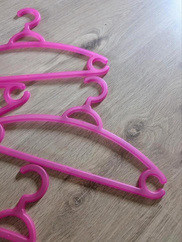 4 stuks felroze kledinghangers, Kinderen en Baby's, Kinderspulletjes, Gebruikt, Ophalen of Verzenden