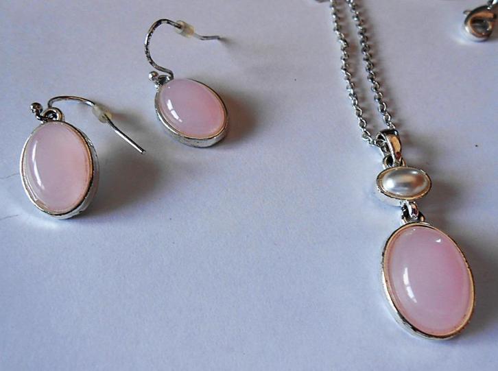 AVON : Belle parure , teinte rose, Bijoux, Sacs & Beauté, Colliers, Neuf, Argent, Rose, Enlèvement ou Envoi