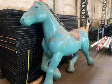 2 chevaux en resine  beschikbaar voor biedingen