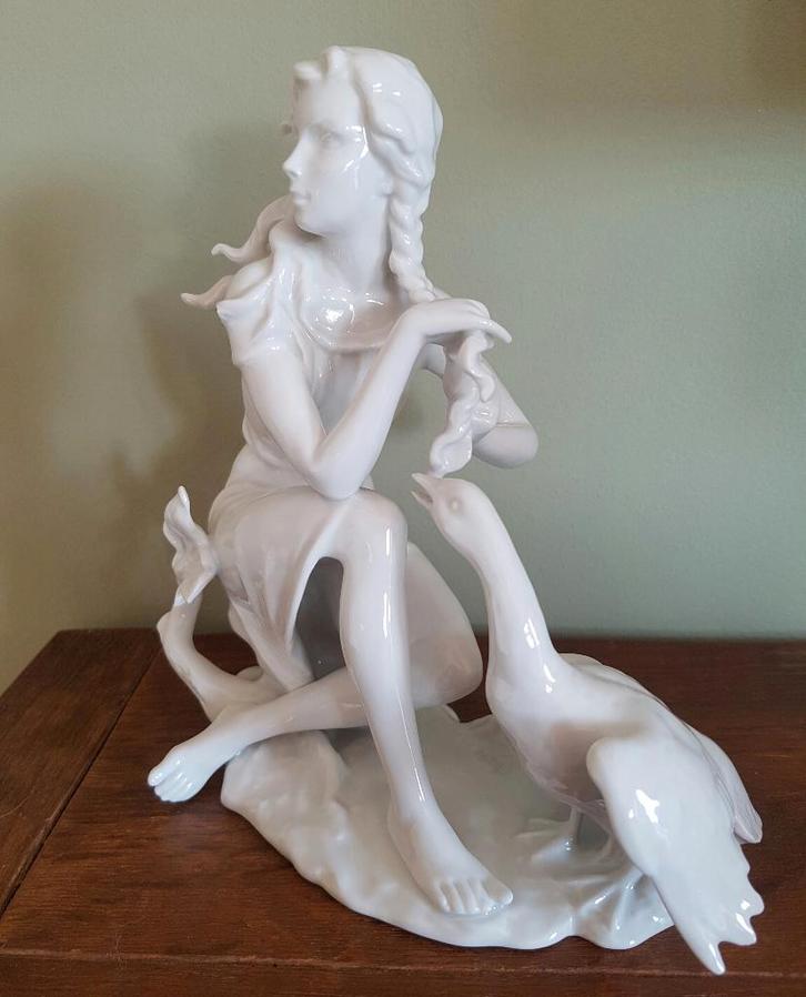 Kaiser Porselein Vrouw Met Gans : Beeld door Gerhard Bochman, Antiek en Kunst, Antiek | Porselein, Ophalen
