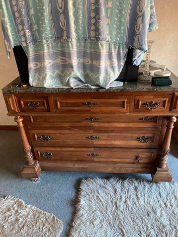 Dressoir met marmer bovenkant beschikbaar voor biedingen