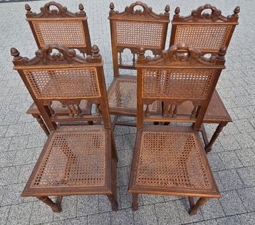 5 antieke stoelen beschikbaar voor biedingen