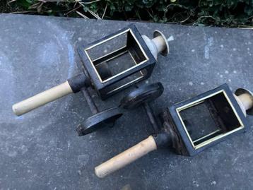 2 OUDE METALEN KOETSIERSLANTAARS KOETSIERSLAMPEN beschikbaar voor biedingen
