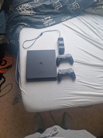 ps4 met oplaad station 2 bakje s en spelen, Ophalen of Verzenden, Zo goed als nieuw