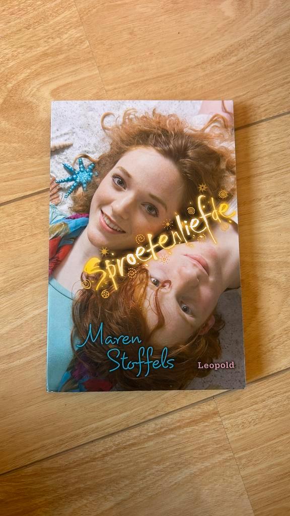 Maren Stoffels - Sproetenliefde, Boeken, Kinderboeken | Jeugd | 10 tot 12 jaar, Zo goed als nieuw, Verzenden