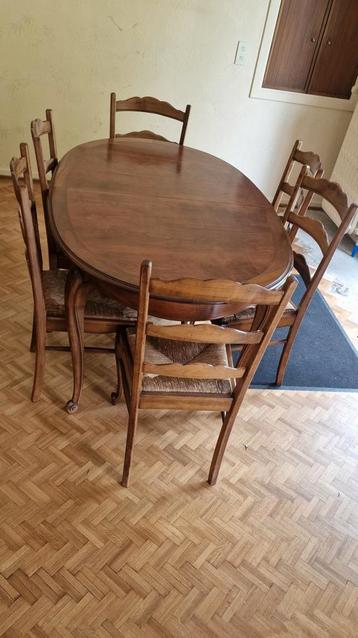houten tafel + stoelen  beschikbaar voor biedingen