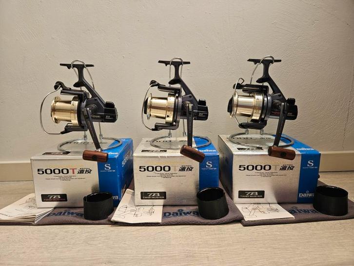 3 Daiwa Whisker Tournament 5000T Met Dozen, Watersport en Boten, Hengelsport | Karpervissen, Zo goed als nieuw, Ophalen of Verzenden
