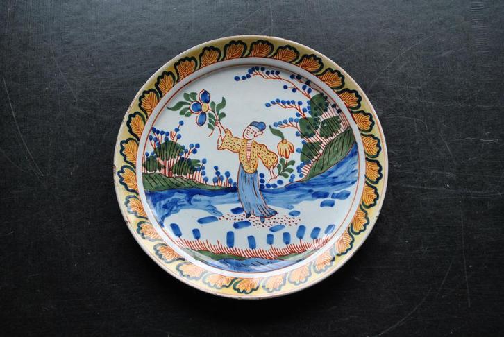 19e eeuws Delfts polychroom aardewerk bord gesigneerd APK, Antiek en Kunst, Antiek | Keramiek en Aardewerk, Ophalen of Verzenden