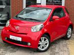 TOYOTA IQ 1.3I 98PK |NAVI | LEDER | BLUETOOTH | AIRCO | USB, Auto's, Toyota, Zwart, 4 cilinders, 72 kW, Leder en Stof