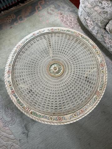 Ronde (salon)tafel in klassieke rococo-stijl met glazen blad beschikbaar voor biedingen