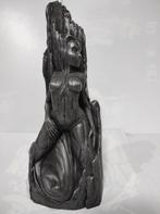 Sculptuur vrouw leunend op boom SKULL T van Samuel Boules, Ophalen of Verzenden