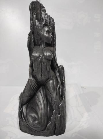 Sculptuur vrouw leunend op boom SKULL T van Samuel Boules