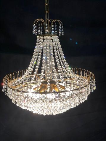 2 identieke grote kristallen luchters beschikbaar voor biedingen