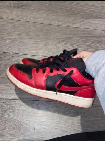 Rode nikes beschikbaar voor biedingen