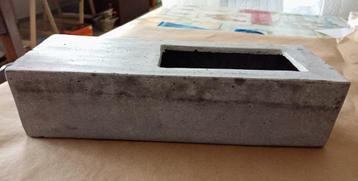 bloemschaal modern uitzicht beton blok grijs, Tuin en Terras, Bloempotten, Kunststof, Binnen, Ophalen of Verzenden, Zo goed als nieuw