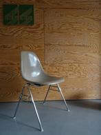 Eames DSS side chair met stacking of H-base greige, Huis en Inrichting, Ophalen, Gebruikt, Metaal, Eén