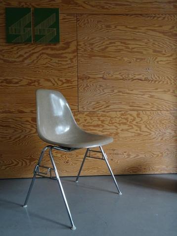 Eames DSS side chair met stacking of H-base greige       beschikbaar voor biedingen