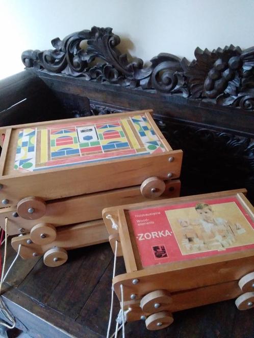 Oude houten blokken in kar, Kinderen en Baby's, Speelgoed | Houten speelgoed, Gebruikt, Overige typen, Verzenden