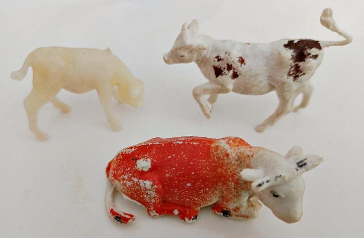 Lot de figurines de 1 vache et de 2 veaux miniatures, Verzamelen, Beelden en Beeldjes, Gebruikt, Dier, Ophalen of Verzenden