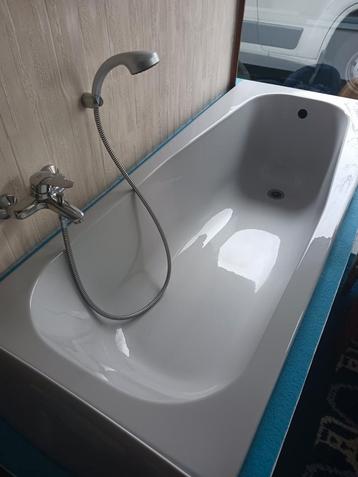 UITVERKOOP SANITAIR GRIJS,ROOS ACRYL/BEIGE,MOSGROEN STAAL. beschikbaar voor biedingen