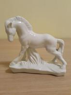 Paard in witte keramiek van Maddux (vintage), Antiek en Kunst, Curiosa en Brocante, Ophalen of Verzenden