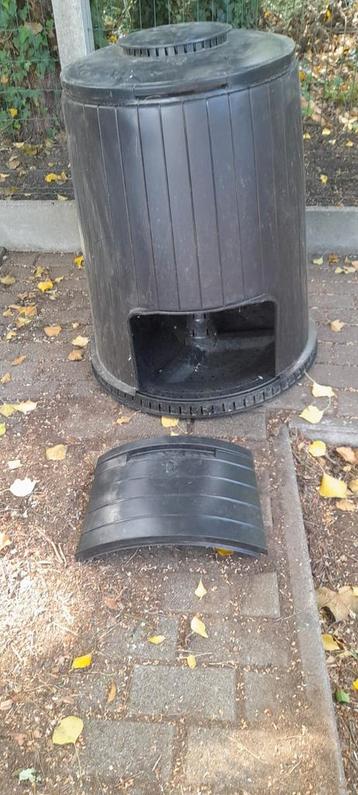 Donkerbruine plastieken compostbak beschikbaar voor biedingen