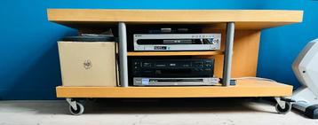 TV tafel met stevige wieltjes beschikbaar voor biedingen